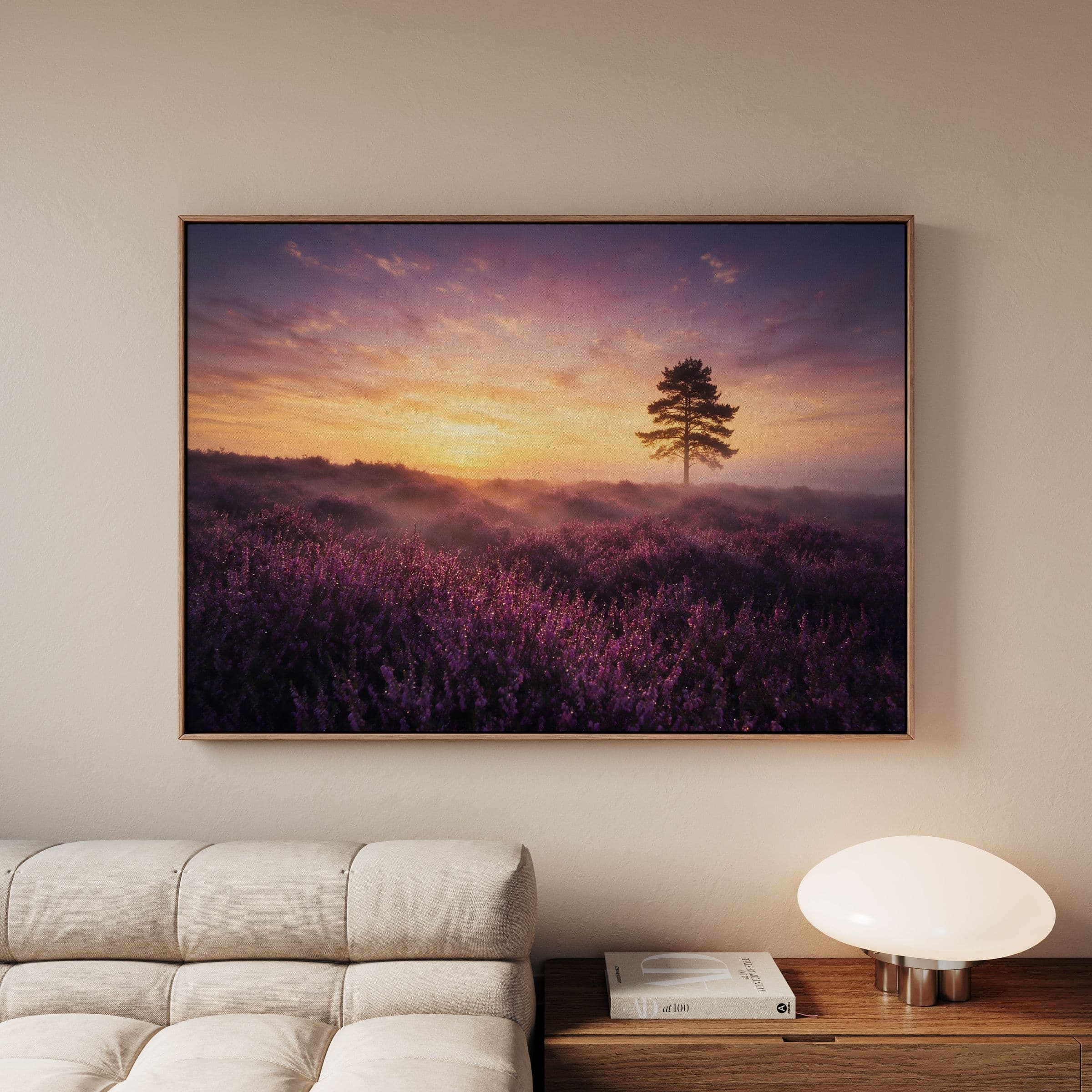 Eenzame den boven paarse heide bij zonsopgang